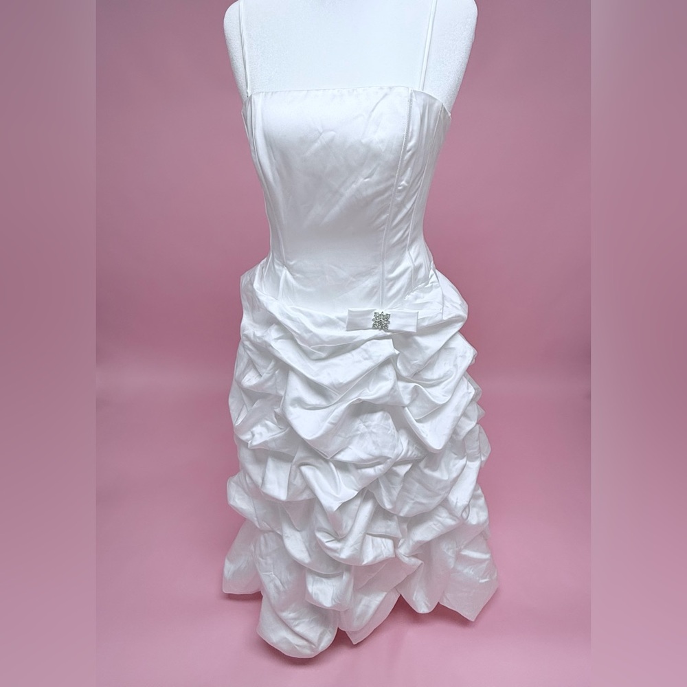 Elegant David’s Bridal White Strapless Gown - Picture 2 of 7